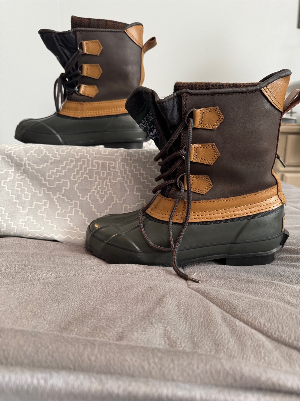 Yukon womens mountain Waterproof Winter Boots in Brown & Tan green Sz 6